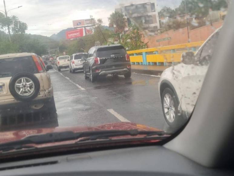 Inundaciones y congestionamiento vial por lluvia en la capital