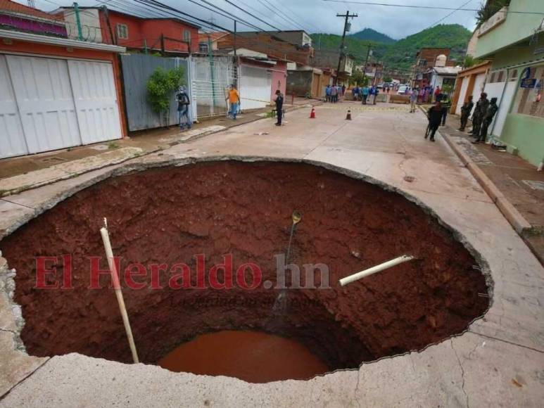 En fotos: así se ve el socavón tras cesar las lluvias en Prados Universitarios