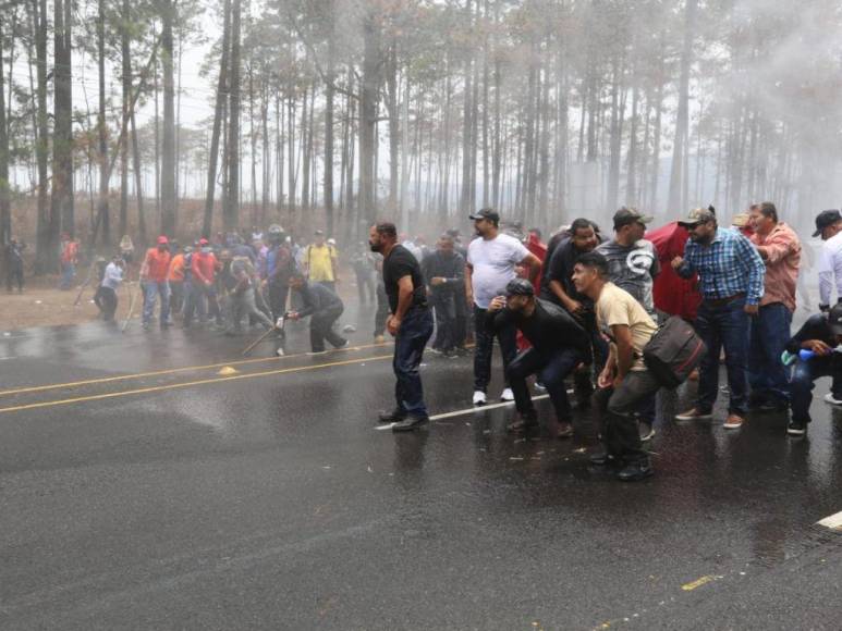 En zafarrancho y desalojo con agua terminó protesta de policías depurados en la carretera CA-5