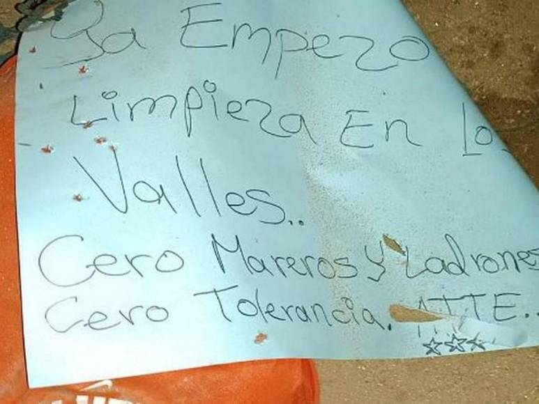 “Por sapos”, “ya empezó limpieza” y “con nosotros no se juega”: los macabros mensajes en rótulos hallados junto a cadáveres