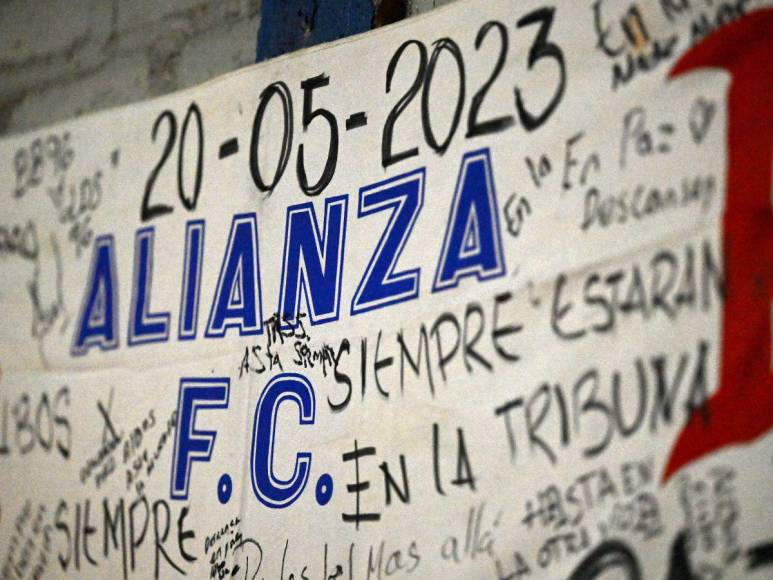 Imágenes del homenaje que rindieron a víctimas de estampida en estadio de El Salvador