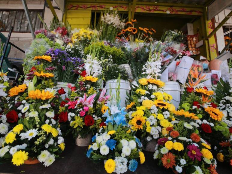 Flores, chocolates y peluches: calles de Tegucigalpa se llenan de detalles previo al Día de San Valentín