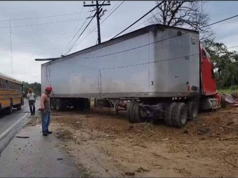 Imágenes que dejó accidente en Omoa, Cortés; hay una persona herida