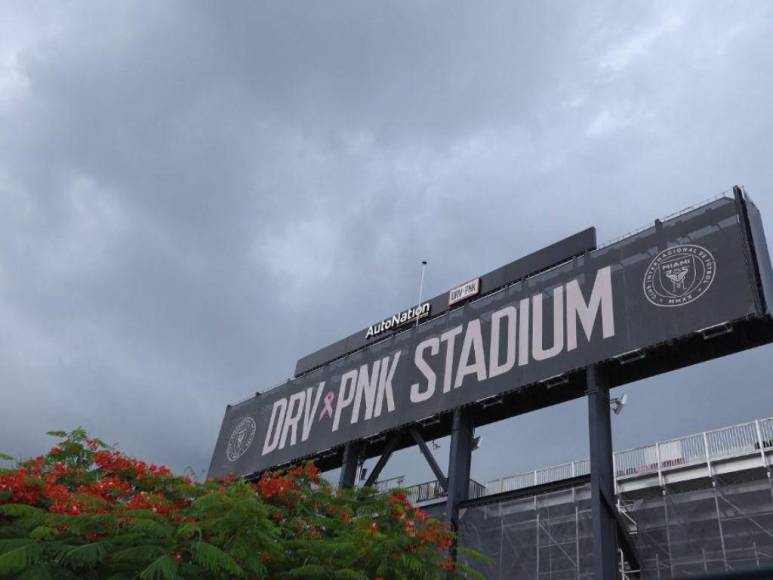 Retrasada por fuerte lluvia y locura de aficionados: así se vive la presentación de Messi en Inter Miami