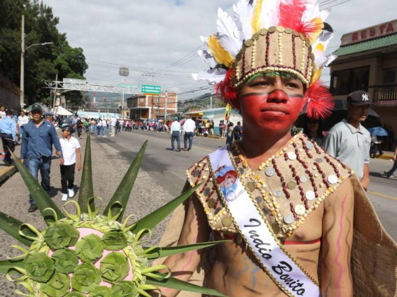 Pintorescos y patrióticos: cuadros culturales engalanan desfiles patrios 2024 en la capital