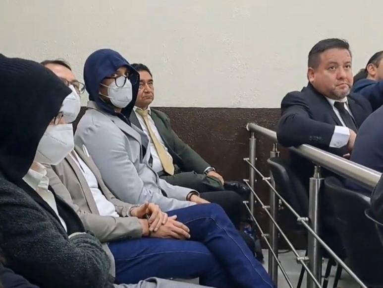 Cubierto hasta la cabeza y sin declarar ante la juez: así fue captado el cirujano Kevin Malouf en audiencia por desaparición de hondureña Floridalma Roque en Guatemala