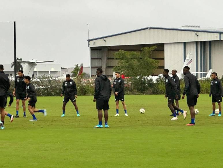 ¡Bajo la lluvia! Así fue el primer entreno de Honduras en Fort Lauderdale