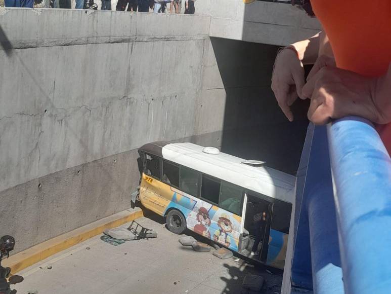 Un muerto y varios heridos: Lo que se sabe del fatal accidente de rapidito que cayó en túnel del bulevar Suyapa