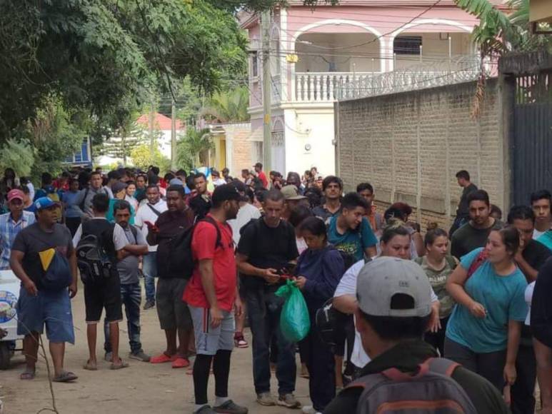 Oficinas de migración abarrotadas y filas interminables reflejan crisis migratoria en el oriente de Honduras