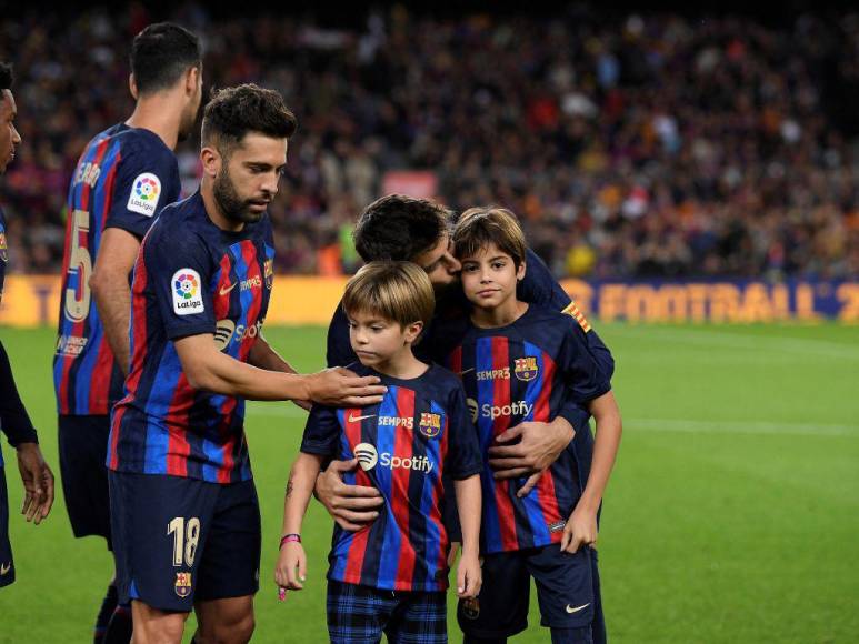 Acompañado de sus hijos y ovacionado por la afición: Así fue el último partido de Piqué con el Barcelona