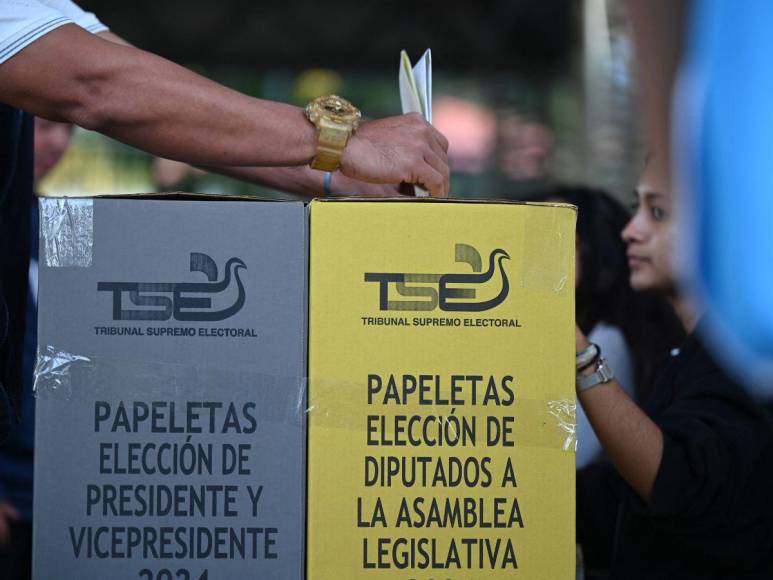 Salvadoreños salen a votar en una casi asegurada reelección de Bukele