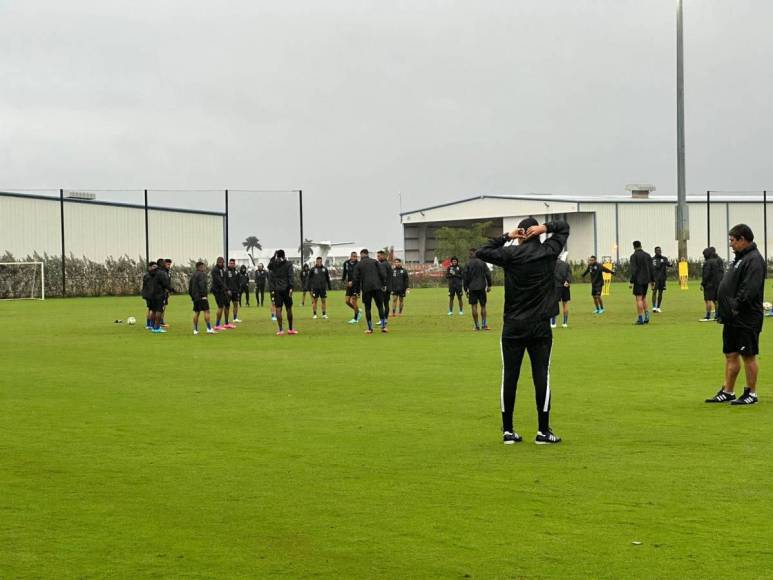 ¡Bajo la lluvia! Así fue el primer entreno de Honduras en Fort Lauderdale