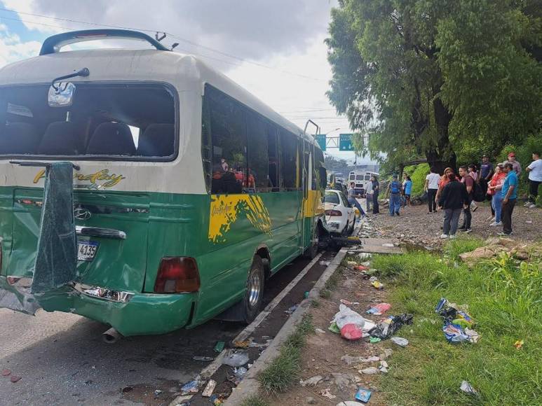 Varios heridos y vehículos dañados tras colisión de bus con simpatizantes de Libre