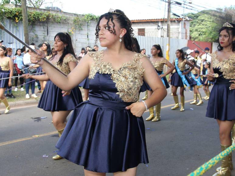 Lindas y adorables, así desfilan las palillonas por las calles de Tegucigalpa