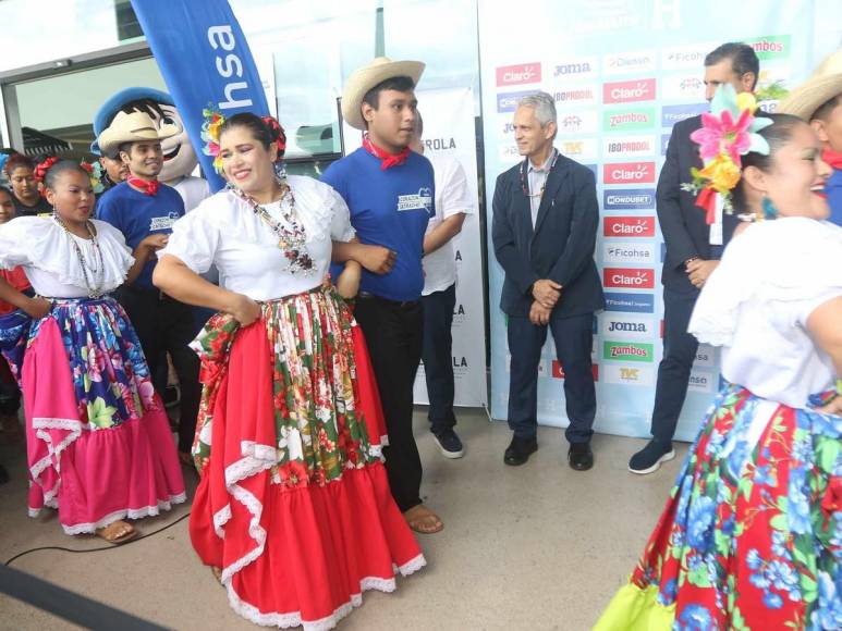 Autógrafo especial, regalo inesperado y algarabía: lo que no se vio de la llegada de Reinaldo Rueda a Honduras