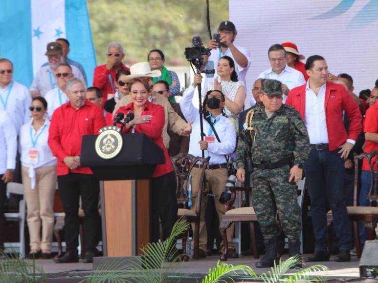 Personajes que acompañaron a Xiomara Castro en movilización por dos años de gobierno