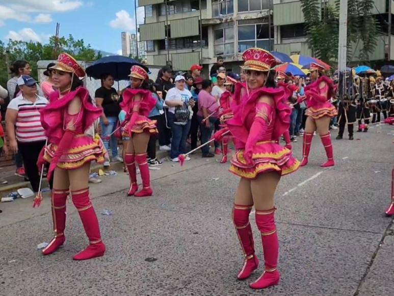 Bellas palillonas del Instituto Vuelo de Águila destacan en desfiles patrios