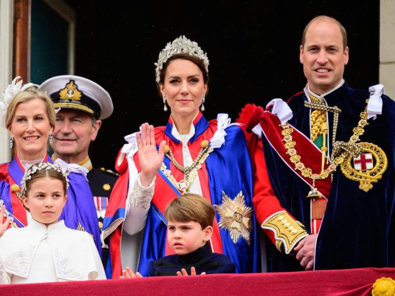 Bostezos, risas y gestos: príncipe Louis se convierte en el protagonista de la coronación de Carlos III