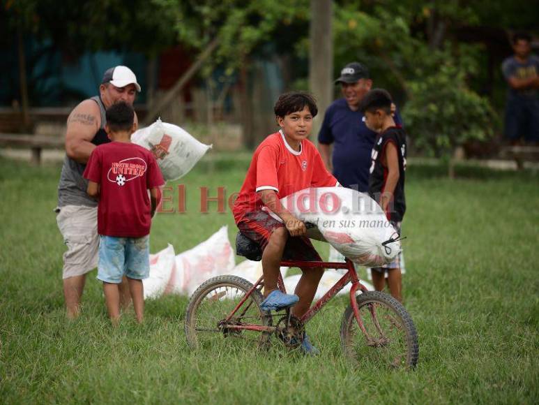 ¡Emotivo! Así llegó desde los cielos la deseada ayuda a Choloma tras 15 días de hambruna