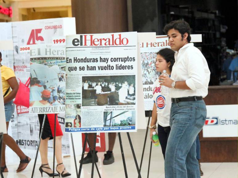 Capitalinos reviven la historia con las 45 portadas más emblemáticas de EL HERALDO