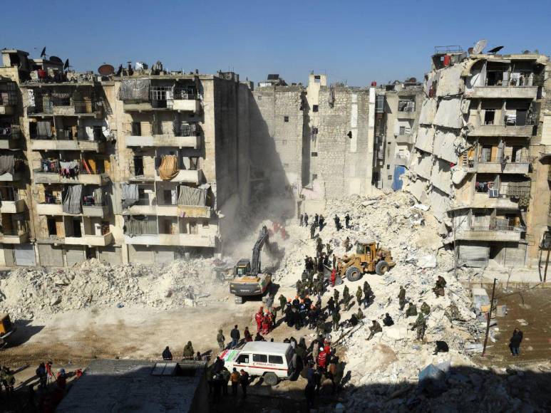 Así fue el impresionante rescate de un perrito entre los escombros cuatro días después del terremoto en Turquía