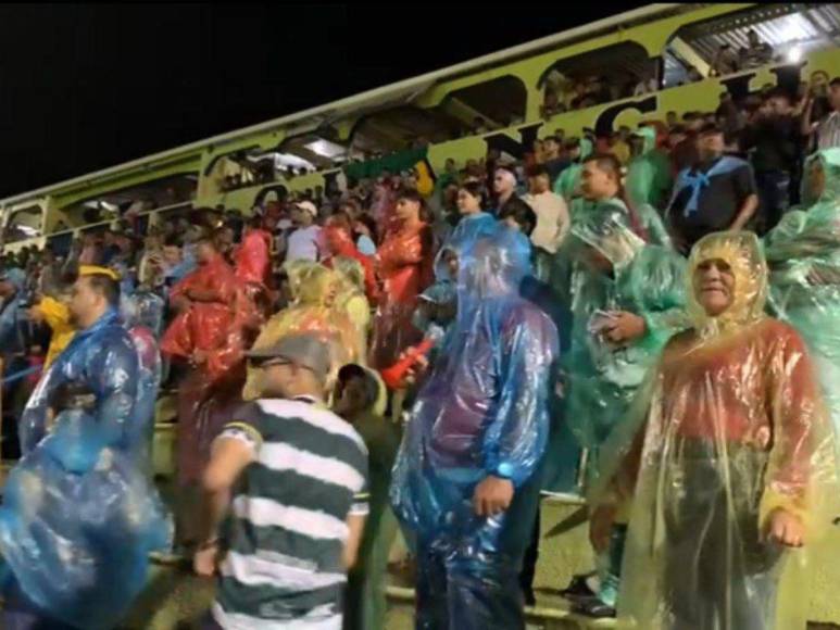 Bajo la lluvia, llegan las personas para ver la final entre el Juticalpa FC y el Lone FC