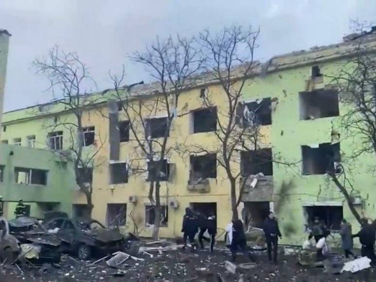 Las imágenes del ataque ruso a un hospital infantil en Mariupol