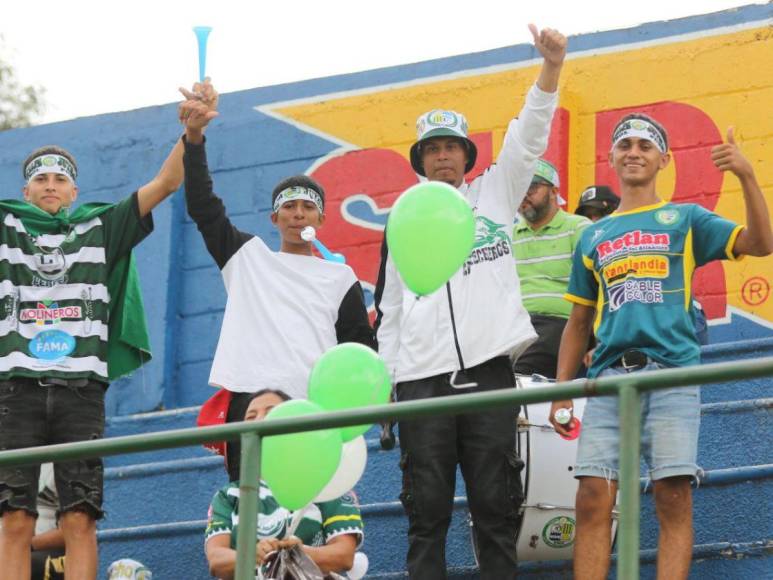 Bajo la lluvia, llegan las personas para ver la final entre el Juticalpa FC y el Lone FC