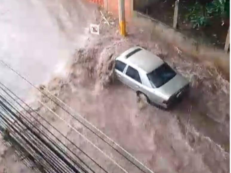 Caos en Tegucigalpa: fuertes lluvias causan daños en calles, carros y motocicletas