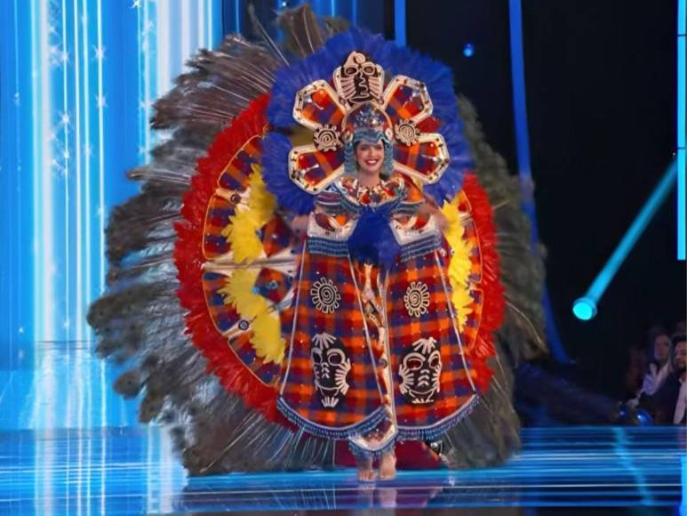 Así lució Zu Clemente con colorido traje típico en el Miss Universo 2023