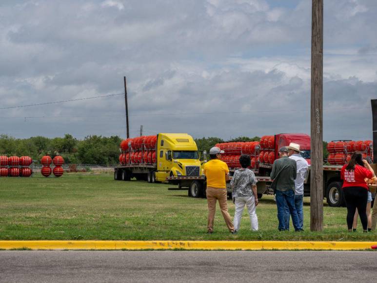 Así es el “muro flotante” hecho de boyas con púas que pretende evitar el paso de migrantes por el Río Bravo