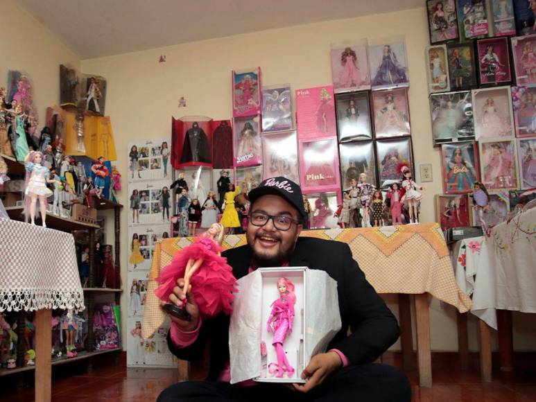 Del quirófano al mundo de Barbie: La sorprendente colección de más de 200 muñecas de cirujano mexicano