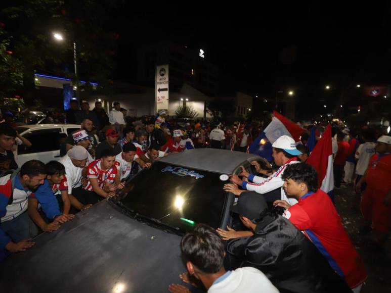 Aficionados del Olimpia celebran la conquista de la 37 en la capital