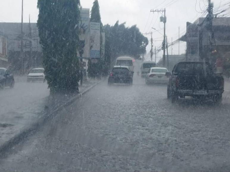 Fuertes lluvias provocan inundaciones en las calles de la capital