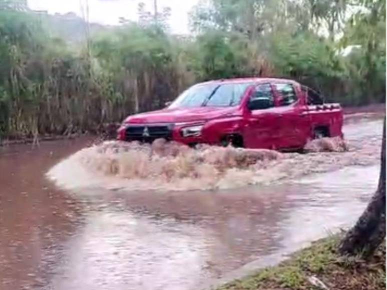 Caos en Tegucigalpa: fuertes lluvias causan daños en calles, carros y motocicletas