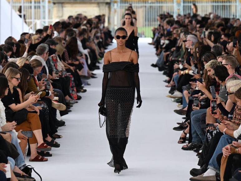 Givenchy vuelve a los orígenes en la Semana de la Moda de París