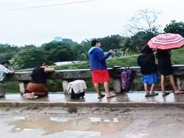 FOTOS: Hondureños claman de rodillas a Dios para que Julia no afecte a Honduras