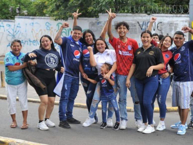 Graderías llenas y la llegada de la Ultra Fiel: ambiente de fiesta en el Olimpia vs. Motagua