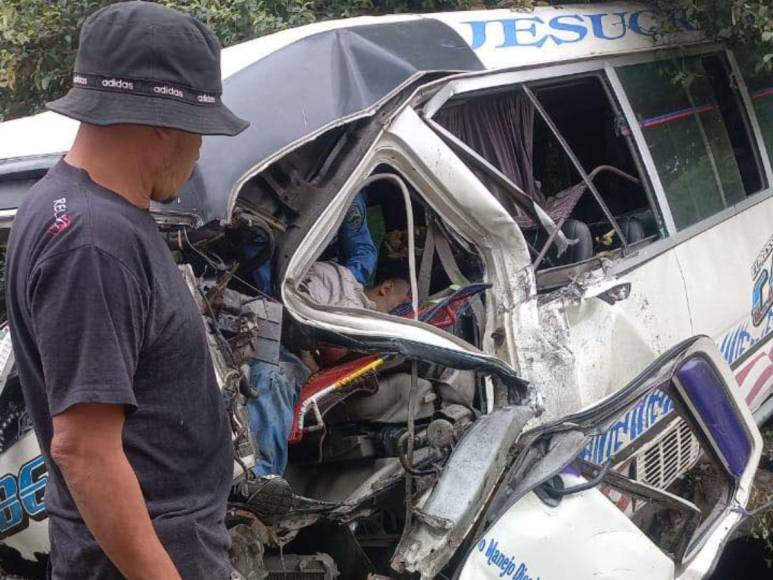 Un hombre muerto y siete heridos: Imágenes del accidente en Choloma