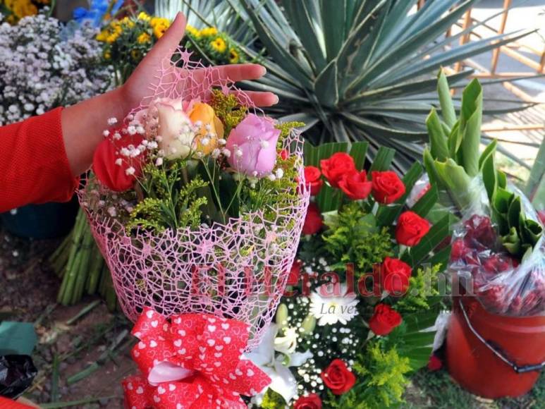 Comercios y calles se llenan de flores y detalles por el Día de San Valentín (Fotos)