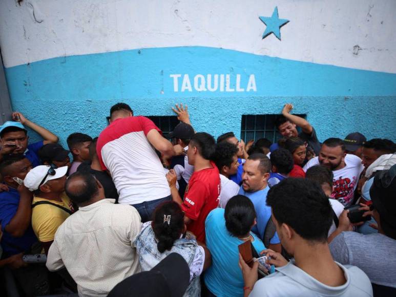 Empujones, gritos y desorden: caos genera compra de boletos para final Olimpia contra Olancho FC en el Estadio Nacional