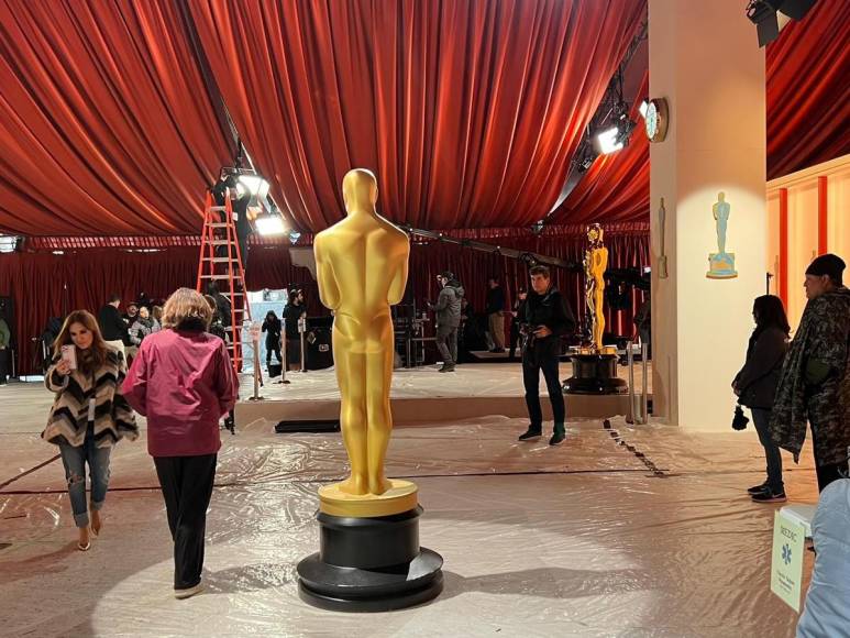 Pese a las fuertes lluvias, preparativos para los premios Oscar no se detienen