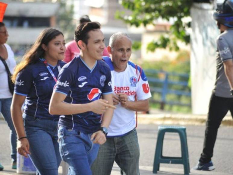 Graderías llenas y la llegada de la Ultra Fiel: ambiente de fiesta en el Olimpia vs. Motagua