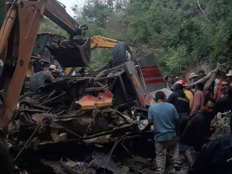 Fotografías revelan el devastador accidente de autobús que cobró la vida de 27 personas en México