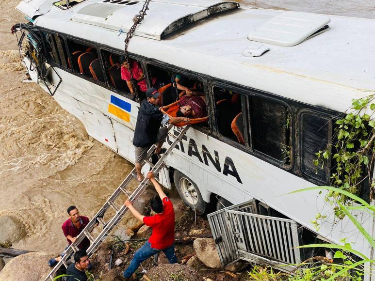 Así fue el rescate de los migrantes atrapados en bus que cayó a un río en Copán