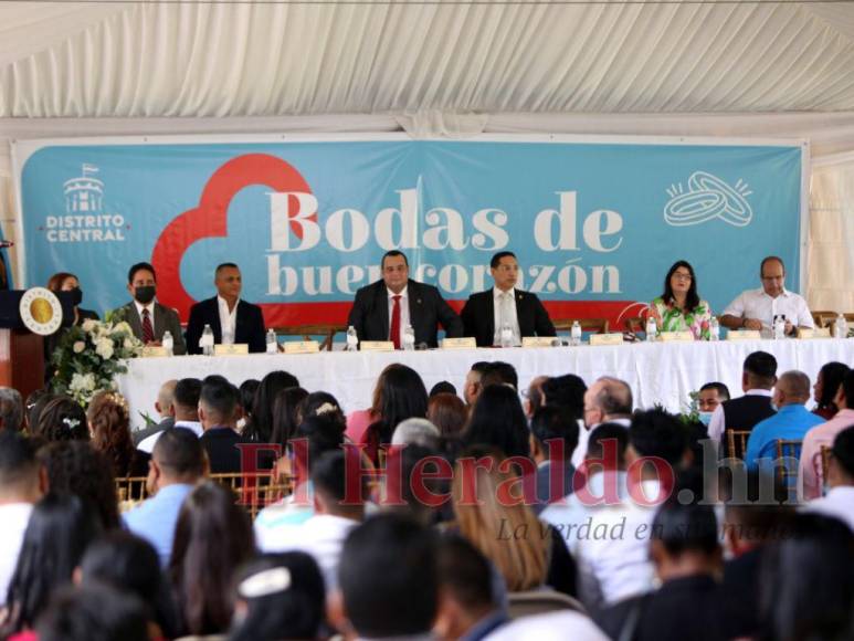 Treinta parejas se dan el “sí acepto” en las bodas gratis de la capital