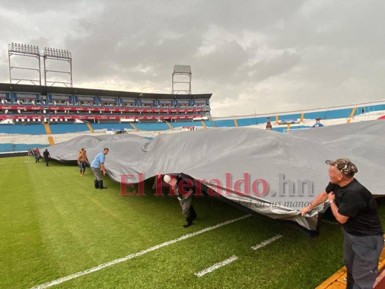 Pocos aficionados y protección ante la lluvia: Así luce el Olímpico previo al Honduras-Canadá