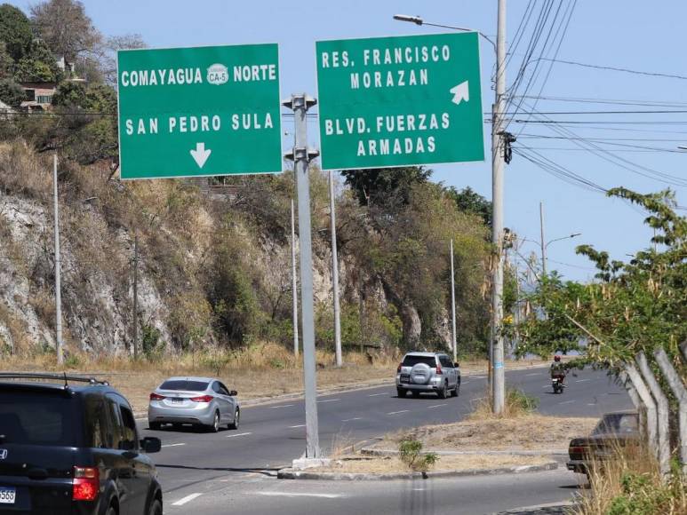 Fotos inéditas de la zona del accidente en el anillo periférico donde murieron dos universitarias