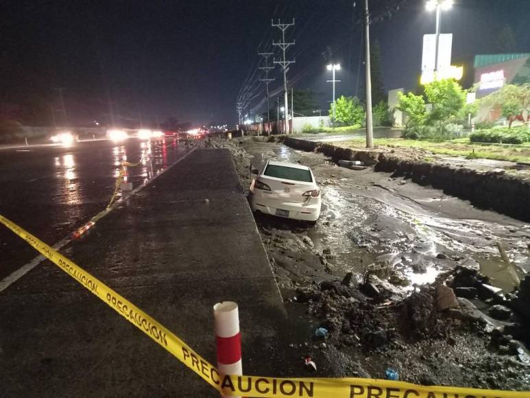 Socavones, carros destrozados y el agua hasta el cuello: Los daños de Bonnie en El Salvador