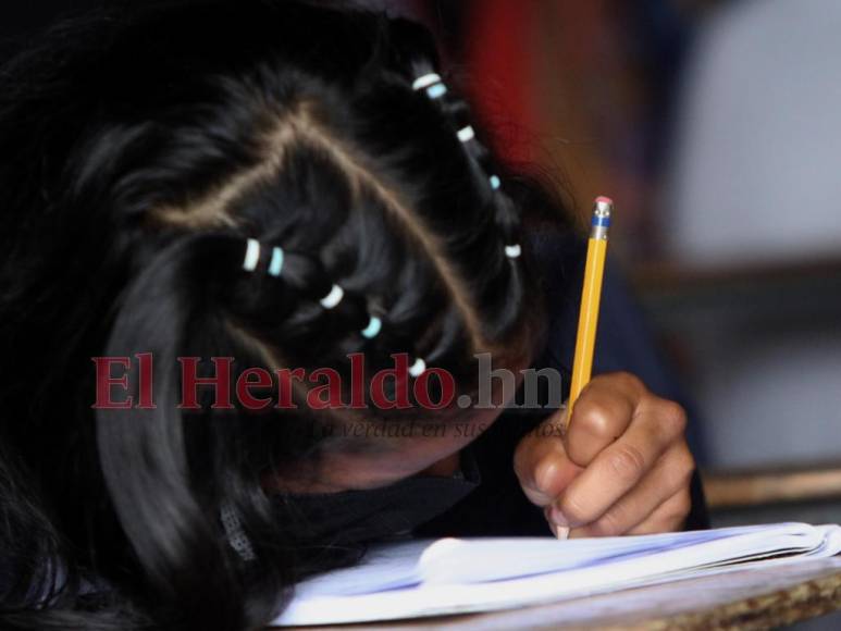 Con una dosis pediátrica contra el covid y tapabocas regresan los niños a las escuelas (Fotos)